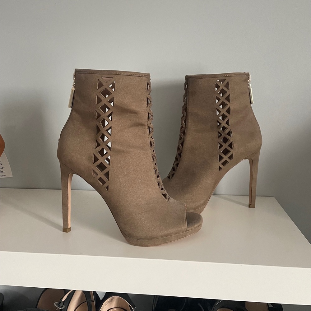 BCBGeneration Womens Booties Shoes Heels Beige Delaney Size US 8.5